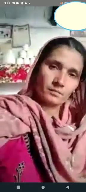 Pakistani mature aunty showing boob on cam viral clip