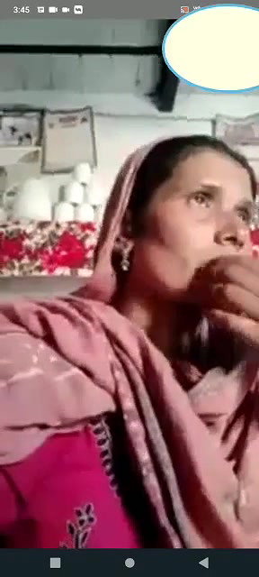 Pakistani mature aunty showing boob on cam viral clip