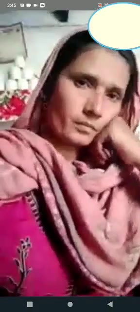 Pakistani mature aunty showing boob on cam viral clip