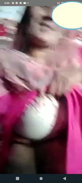 Pakistani mature aunty showing boob on cam viral clip