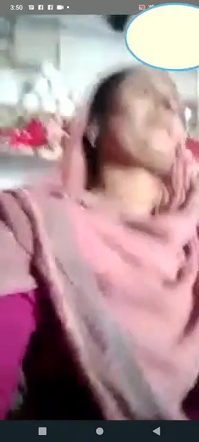 Pakistani mature aunty showing boob on cam viral clip