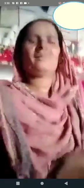 Pakistani mature aunty showing boob on cam viral clip