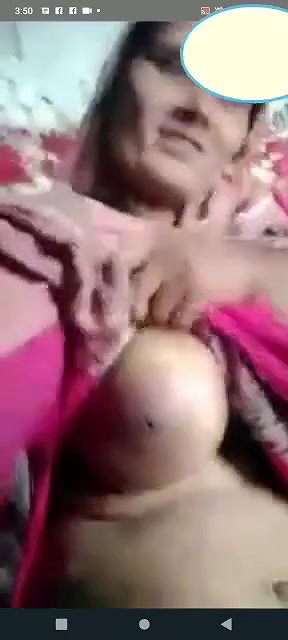 Pakistani mature aunty showing boob on cam viral clip