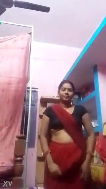 Desi Village Bhabhi Lifting Saree Pussy Show