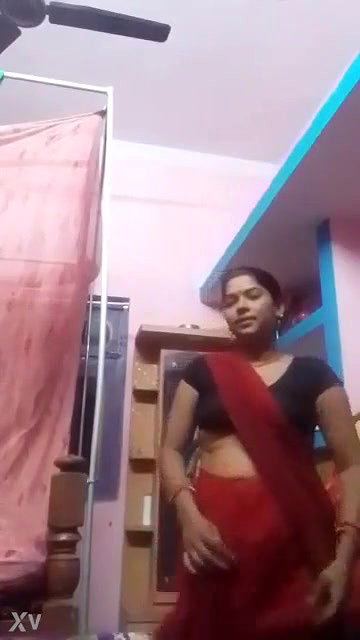 Desi Village Bhabhi Lifting Saree Pussy Show