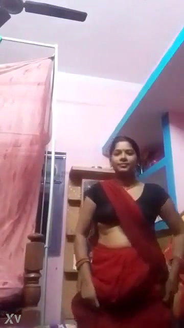 Desi Village Bhabhi Lifting Saree Pussy Show