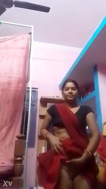 Desi Village Bhabhi Lifting Saree Pussy Show