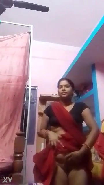 Desi Village Bhabhi Lifting Saree Pussy Show