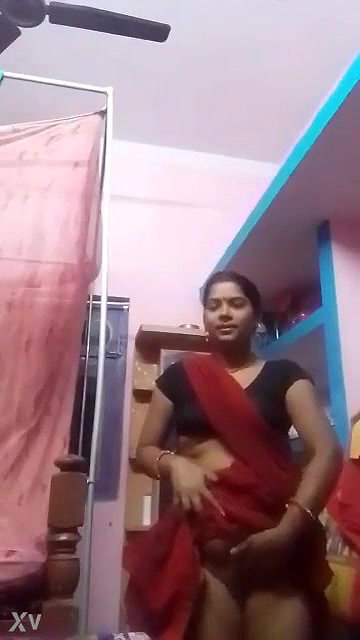 Desi Village Bhabhi Lifting Saree Pussy Show