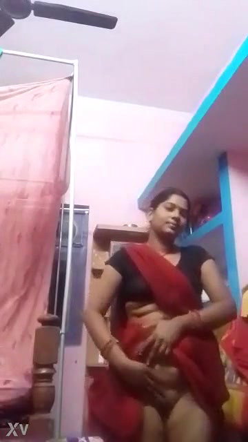 Desi Village Bhabhi Lifting Saree Pussy Show