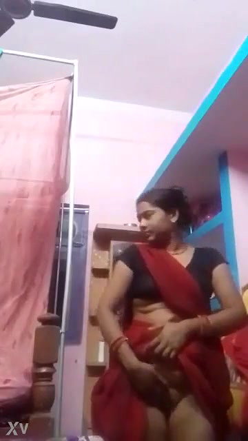 Desi Village Bhabhi Lifting Saree Pussy Show