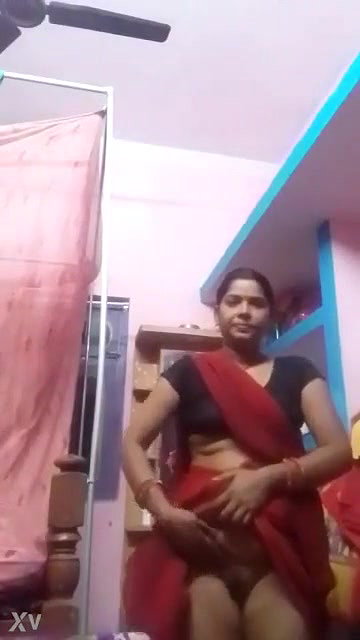 Desi Village Bhabhi Lifting Saree Pussy Show