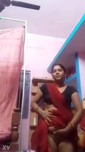 Desi Village Bhabhi Lifting Saree Pussy Show