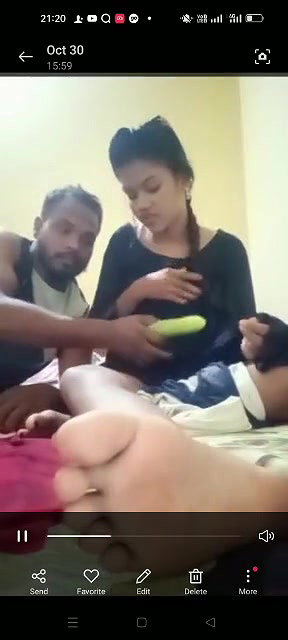 Desi girlfriend pussy fucking with cucumber viral MMS