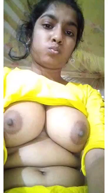 Bengali girl showing big round boobs viral clip