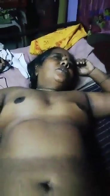 Mature Indian aunty getting her pussy fingered