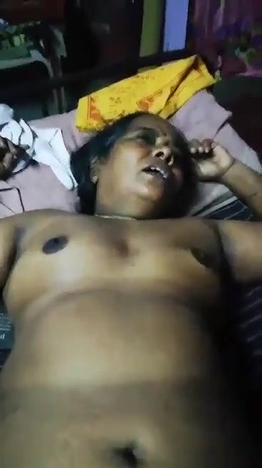 Mature Indian aunty getting her pussy fingered