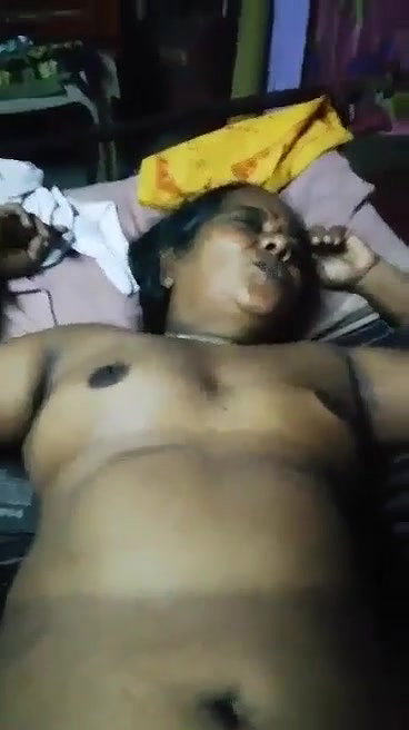 Mature Indian aunty getting her pussy fingered