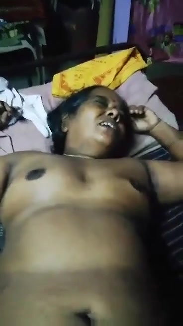 Mature Indian aunty getting her pussy fingered