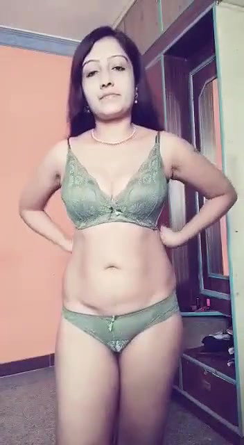 Horny Wife Remove Clothes Showing Fingering