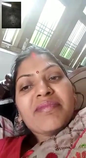 Bhabhi stripping saree and showing on call