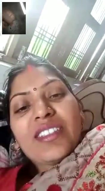 Bhabhi stripping saree and showing on call