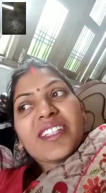 Bhabhi stripping saree and showing on call