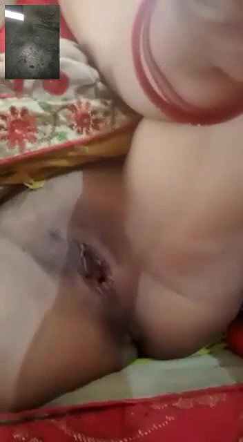 Bhabhi stripping saree and showing on call