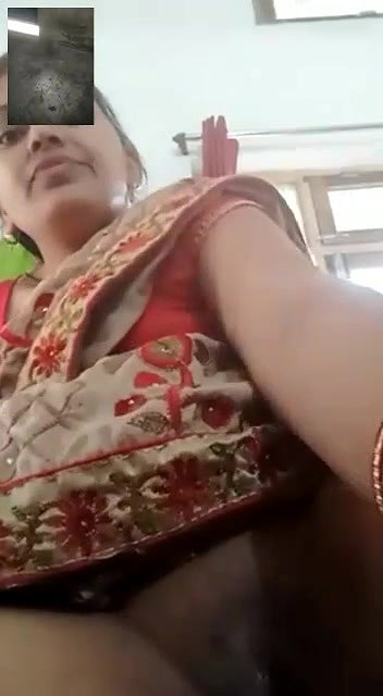 Bhabhi stripping saree and showing on call