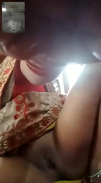 Bhabhi stripping saree and showing on call