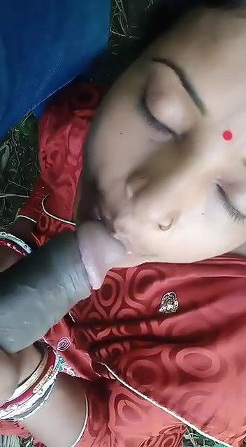 Desi Bhabhi Giving Blowjob Outdoors MMS