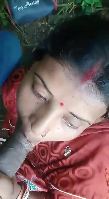 Desi Bhabhi Giving Blowjob Outdoors MMS