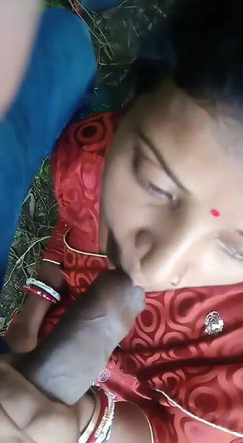 Desi Bhabhi Giving Blowjob Outdoors MMS