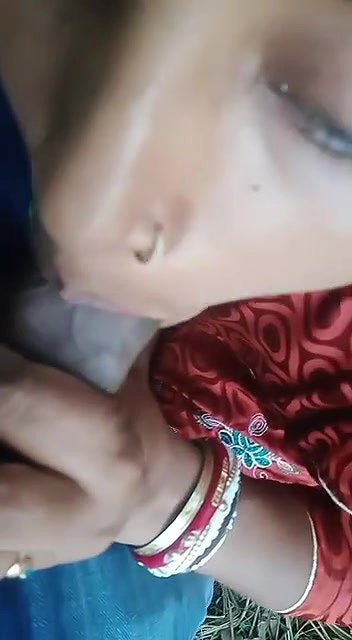 Desi Bhabhi Giving Blowjob Outdoors MMS