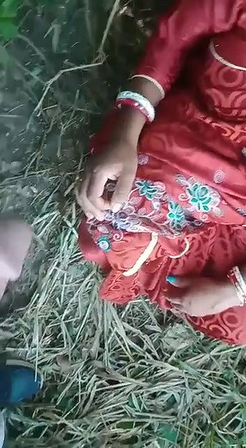 Desi Bhabhi Giving Blowjob Outdoors MMS