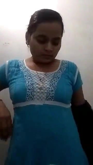 Desi Girl Shows Round Globes In Topless Mode