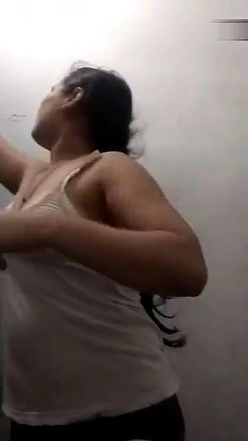 Desi Girl Shows Round Globes In Topless Mode