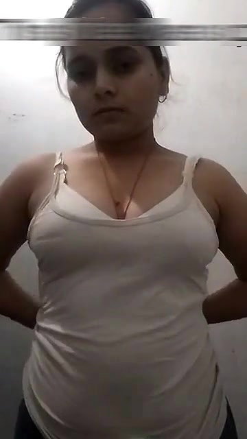 Desi Girl Shows Round Globes In Topless Mode