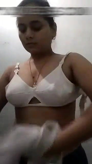 Desi Girl Shows Round Globes In Topless Mode