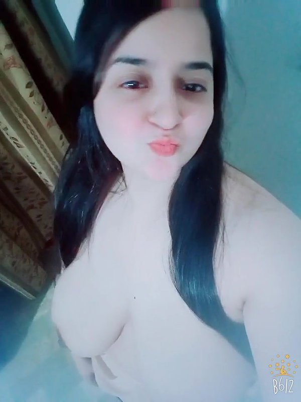 beautiful busty Bhabhi showing boobies