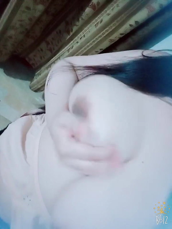 beautiful busty Bhabhi showing boobies