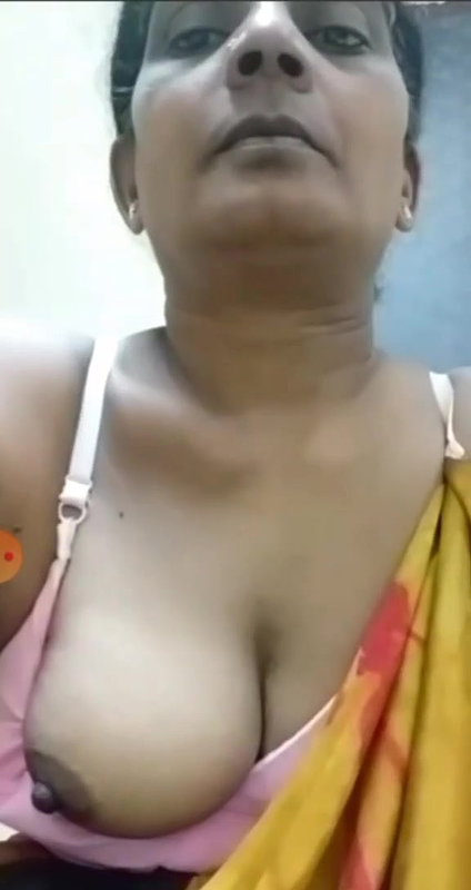 MILF aunty showing boobs out from saree and bra
