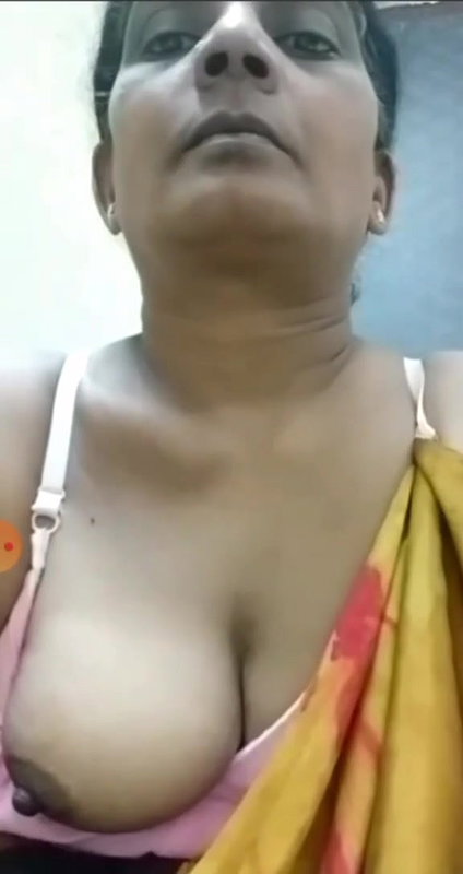 MILF aunty showing boobs out from saree and bra