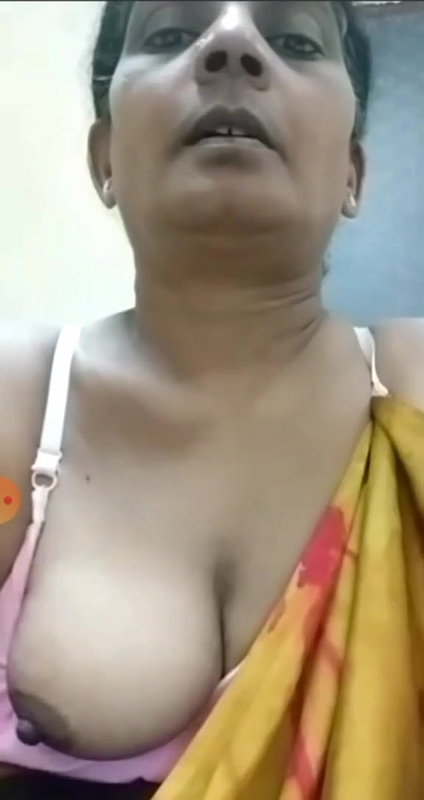 MILF aunty showing boobs out from saree and bra