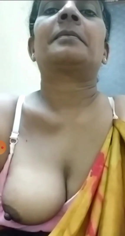 MILF aunty showing boobs out from saree and bra