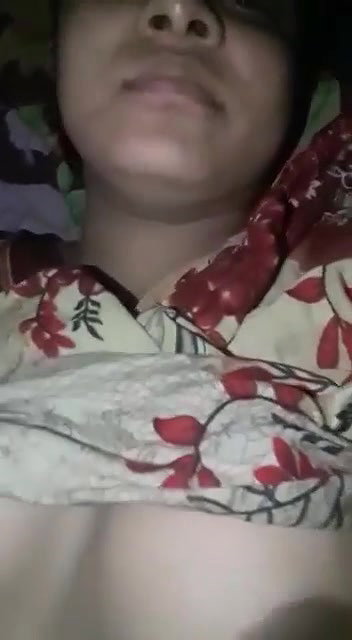 Beautiful Desi girl showing and fingering