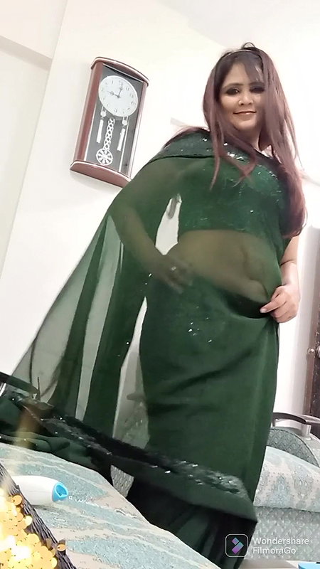 super hot Indian bitch poking her pussy