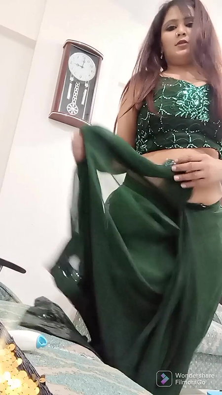 super hot Indian bitch poking her pussy