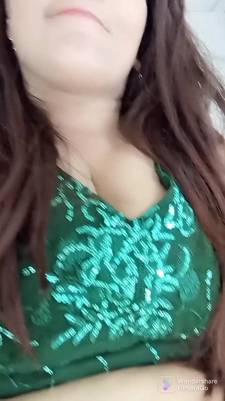 super hot Indian bitch poking her pussy