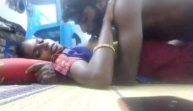 Desi guy sucking boobs of neighbor Bhabhi